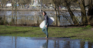 En Burdeos, los jóvenes aprovechan las inundaciones para surfear en los muelles