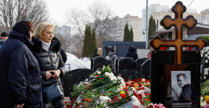 La madre de Alexeï Navalny rinde homenaje a su tumba tras un funeral que atrajo a miles de rusos