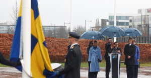 Guerra en Ucrania: la bandera sueca izada en la sede de la OTAN