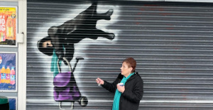 En Gales, una mujer de 71 años suspendida en el aire se convierte en una obra de arte