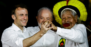 Frente a Lula, Emmanuel Macron condecora al cacique Raoni en el Amazonas con la Legión de Honor