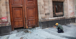 México: manifestantes derriban la puerta del palacio presidencial en Ciudad de México