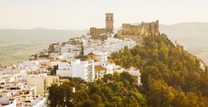 Paseos de ensueño por las calles del pueblo blanco más bonito de Andalucía