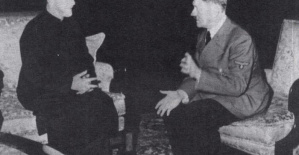 El embajador de Israel ante la ONU muestra una foto de Hitler con el muftí palestino