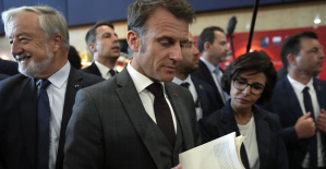 Emmanuel Macron improvisa una visita al Festival del Libro de París