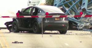 Grúa se derrumba en un puente en Florida: un muerto y tres heridos