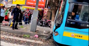 Un autobús fuera de control atropella a una multitud en China