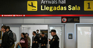 Fútbol: Detenido Luis Rubiales al aterrizar en Madrid (vídeo)