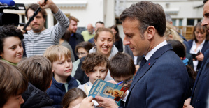 Emmanuel Macron visita el Festival del Libro de París