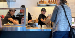 California aumenta el salario mínimo para los trabajadores de comida rápida